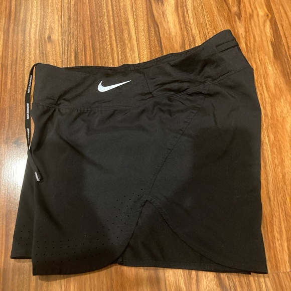 NWOT Nike Shorts Womens Medium Black Dri-Fit Breathable Running Gym Workout - Picture 4 of 9